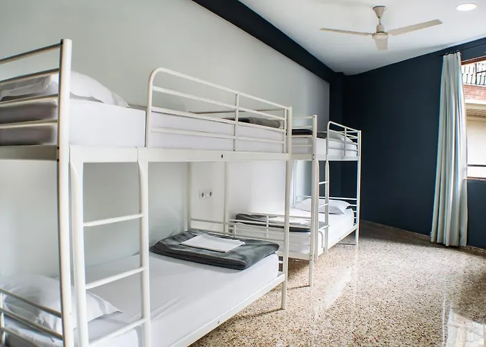 Hostel Quart Youth & *